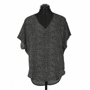 Short sleeve V-neckline High-low Flowy Top